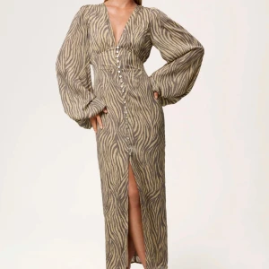 adoore positano dress zebra storlek 36 - använt 2 gånger, passar inte mig längre därför säljer jag den💕