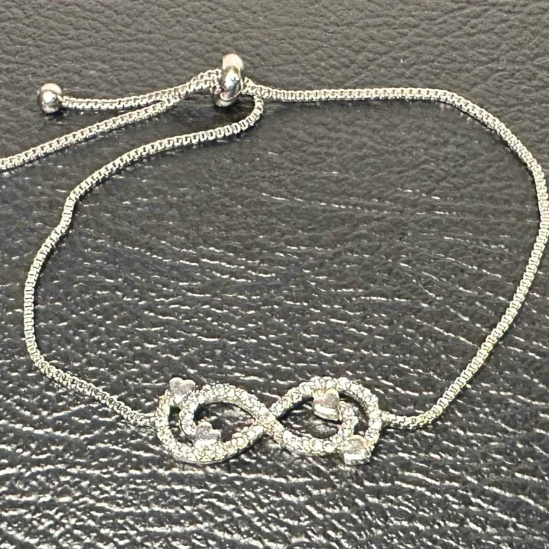 Vintagearmband med evighetssymbol i strass och hjärtan - 80-tal - Retro - Från farmors smyckesskrin - 4
