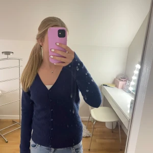 Mörkblå kofta - Mysig mörkblå kofta från Last Woman med v-ringning och knappar hela vägen. Långärmad och väldigt mjuk! I storlek S/M. Skriv om ni har några frågor🩷Förlåt för smutsig spegel!
