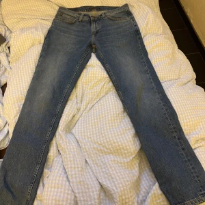 Nudie jeans - Storlek W31 L32, modellen heter gritty Jackson. Sök på Google om ni vill se passformen, dom är i princip nya. Använda kanske 3 gånger!