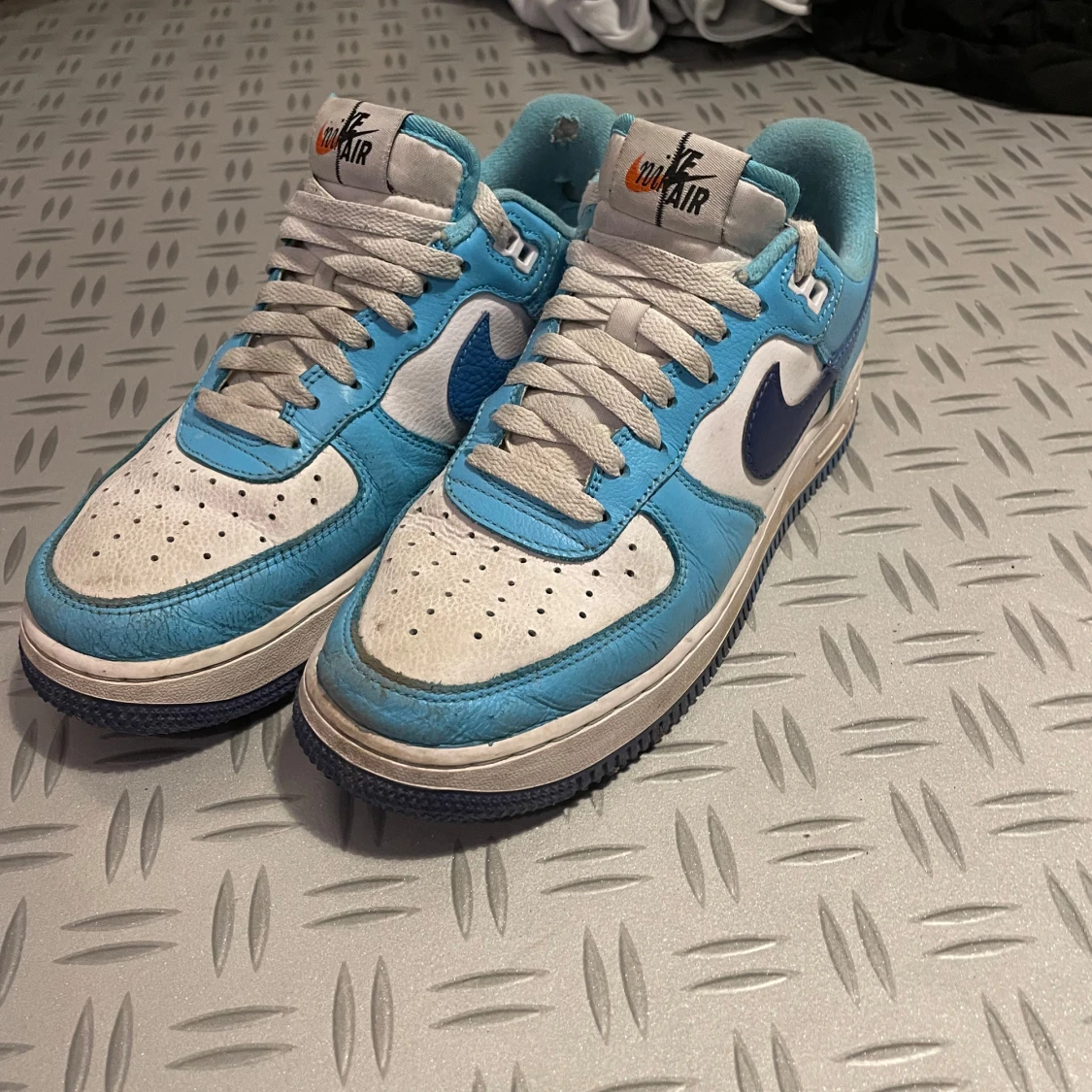 Nike Air Force 1 blå och vita sneakers