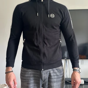 Svart tröja Alessandro Zavetti M - Svart tröja från Alessandro Zavetti med vita detaljer och dragkedja framtill. Tröjan har huva, vita ränder längs axlarna och logga på bröstet. Snygg och sportig look med två fickor med dragkedja. 