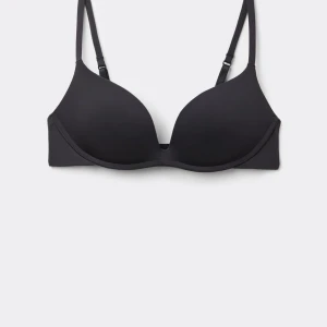 Svart vadderad bh med smala band från intimissimi - En stilren svart bh med vadderade kupor och smala, justerbara axelband. Bh:n har en slät och enkel design som passar perfekt under tighta toppar. Materialet känns mjukt mot huden och ger bra stöd. Pris kan diskuteras. Fråga om fler bilder 