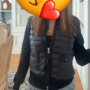 Svart Moncler cardigan  - Snygg svart Moncler cardigan, har qr scann och taggar som garanterar äktehetsbevis💕 