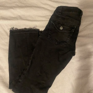  Lowwaist Svarta jeans från Gina Tricot, strl 36 - Lowwaist bootcut jeans från Gina Tricot. Strl 36 men passar 34! Skriv om frågorrrr❤️