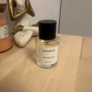 ESSNCE Oh Darling Eau de Parfum - Parfym från ESSNCE i doften Oh Darling. Varsamt använd då jag endast använt den några enstaka gånger. Fick den i julklapp men det var inget för mig.