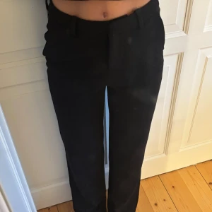 Svarta kostymbyxor från Vero Moda - Klassiska svarta kostymbyxor från Vero Moda med raka ben och hög midja. Materialet är bekvämt och byxorna är i storlek XXS/30.