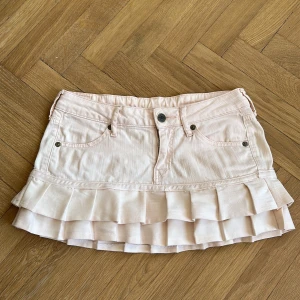Jeanskjol med volanger - Jättesnygg kort jeanskjol med volanger insydd från ett par jeans. Jag kommer snart lägga upp fler i flera färger. De sålde slut snabbt första året så kontakta mig ifall ni vill ”paxa” en kjol❤️