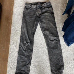 Grå raka jeans från Neuw, 29/32 - Säljer ett par grå jeans från Neuw i modellen Ray Straight. De har rak passform, klassisk femficksdesign och snygg tvättad look. Perfekta för dig som gillar stilrena och tidlösa jeans med en modern touch.