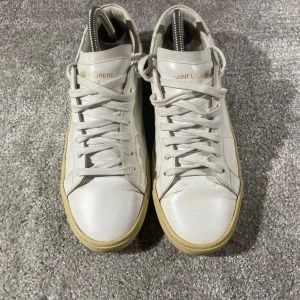 Saint Laurent skor - Hej! Säljer nu mina skor från märket Valentino, storlek 41 bra skick, givetvis äkta. Tveka inte på att höra av dig om du har frågor eller funderingar kring skorna! 
