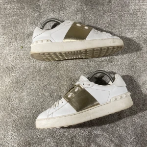 Valentino skor - Hej! Säljer nu mina skor från märket Valentino, storlek 38! bra skick, givetvis äkta. Tveka inte på att höra av dig om du har frågor eller funderingar kring skorna! 