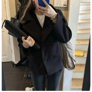 Svart kapp - Så fin svart kappa från design by si💗 Fint skick, få noppror på sina ställen men inget som märks eller syns 😍 