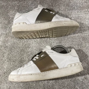 Valentino skor - Hej! Säljer nu mina skor från märket Valentino, storlek 39 bra skick, givetvis äkta. Tveka inte på att höra av dig om du har frågor eller funderingar kring skorna! 