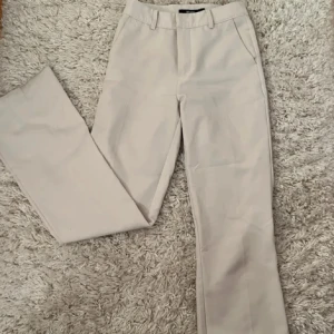 Ljusgrå kostymbyxor - Snygga ljusbeige kostymbyxor som är lite stora för mig och därför säljer jag. 