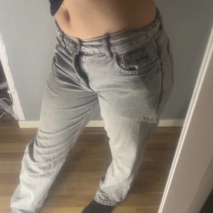 Gråa straight jeans från Perfect Jeans - Säljer ett par ljusgrå jeans från Perfect Jeans i rak modell. Jeansen har klassisk femficksdesign, mid midja och är tillverkade i bomullstyg. Snygga till sneakers eller boots och passar perfekt till en avslappnad stil. vi har räknat in frakten.                         PRIS i gina: 500kr