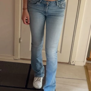 Lågmidjade jeans  - Ljusblåa lågmidjade jeans som är köpta i bershka i Spanien. Jättefina byxor men har tyvärr tröttnat på de. Byxans skärphälla lossnade så jag sydde om den (de sista bilden) utöver det så är byxorna i bra skick.  