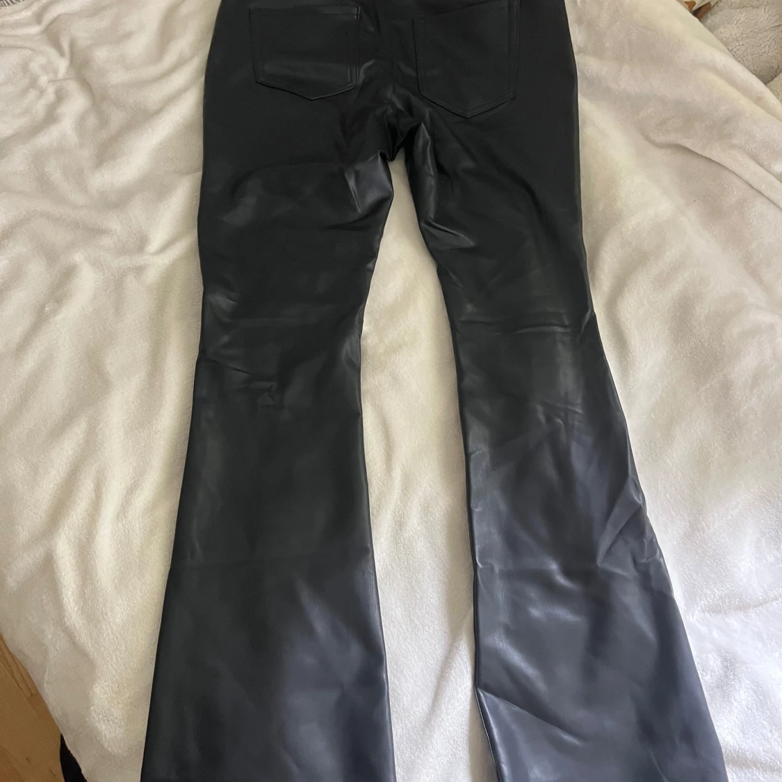 Svarta bootcut byxor i skinnlook Vero Moda - 2