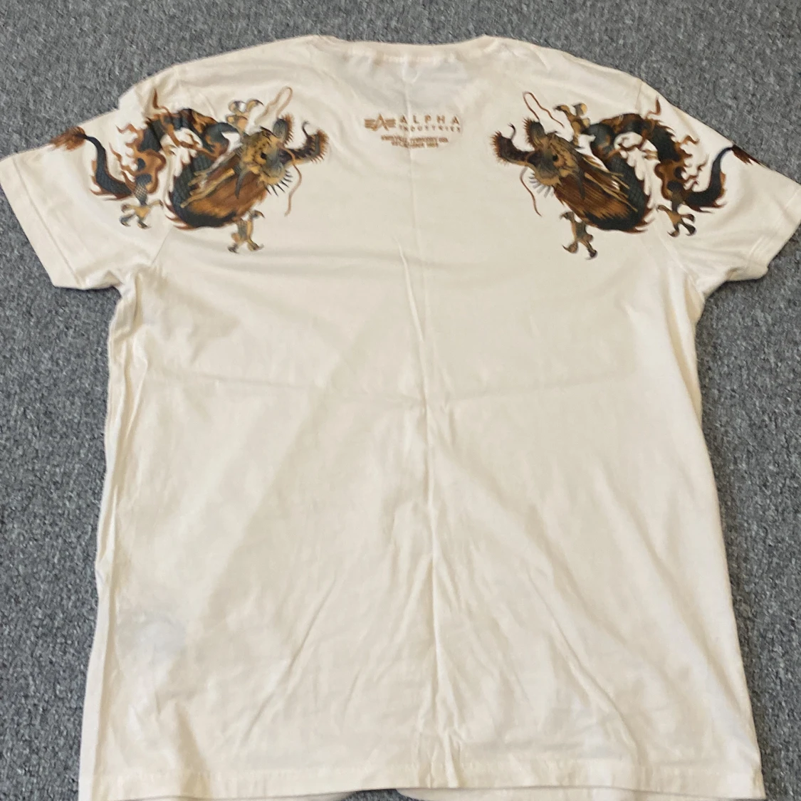 Beige Alpha Industries t-shirt med drakmotiv
