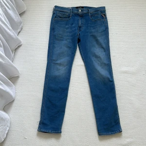 Blå Replay Hyperflex jeans straight fit - Säljer ett par blå Replay  jeans med fin tvätt, i princip oanvända säljer pågrund av att de satt för stort. Passar dig som är runt 190 