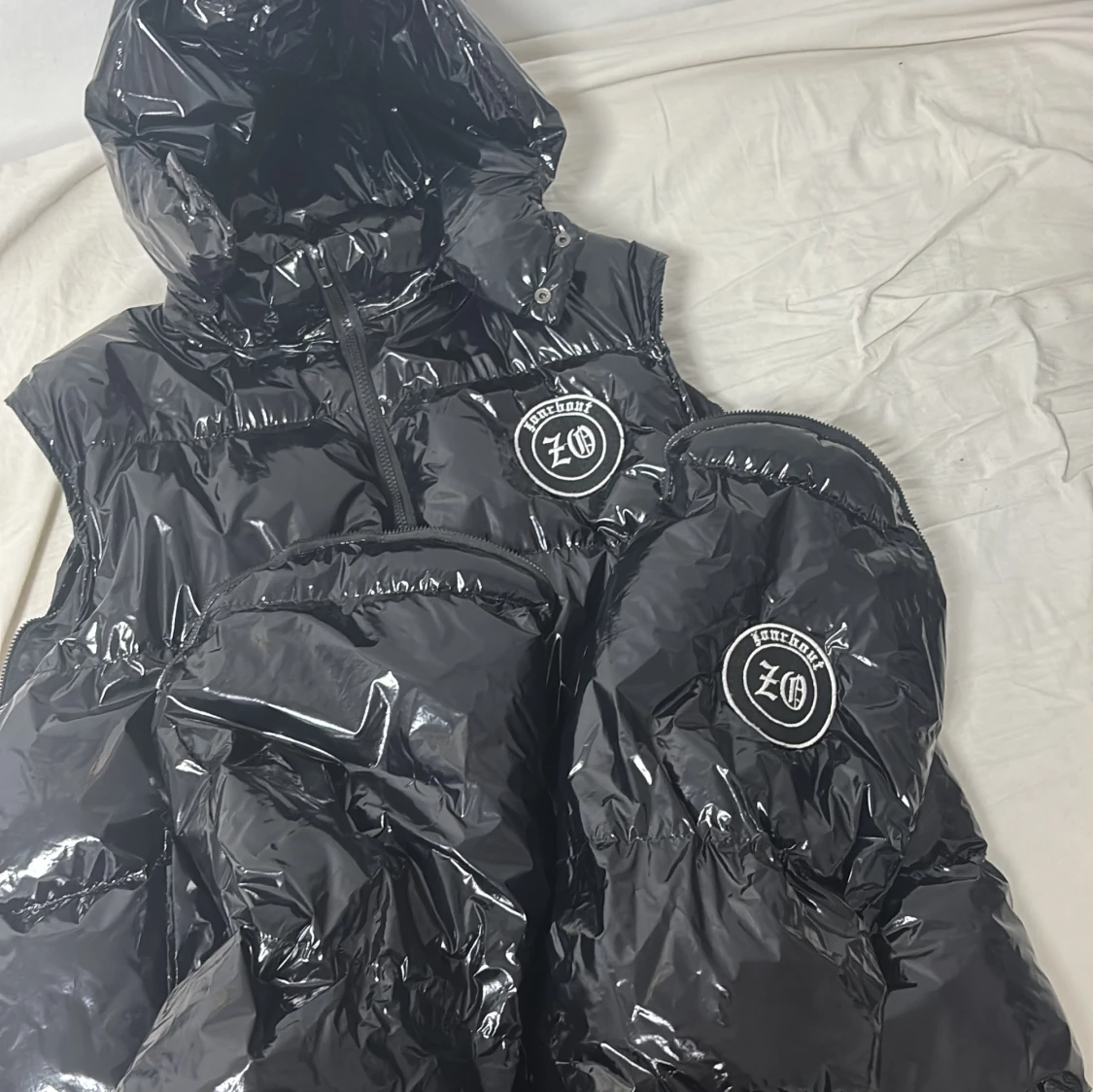 Svart glansig pufferjacka. Fick den som present men jag hade många jackor så försöker sälja den - 2