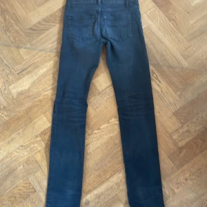 Svarta jeans Tiger of Sweden - Snygga mörkblå skinny jeans från Tiger of Sweden. Klassisk femficksmodell med normal passform och smal siluett. Perfekta för dig som gillar stilrena och grish jeans. Nypris 1399kr. 