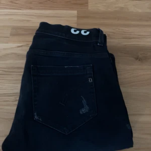Mörkblå/Svarta dondup George jeans  - Säljer nu dessa tvärfeta dondup George Jeanen som nypris kostar 2500:-kr+ men säljer dessa då dom ej passar mig längre!