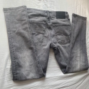Grå slim fit glenn jeans Jack & Jones - Snygga grå jeans från Jack & Jones i modellen Slim fit glenn.