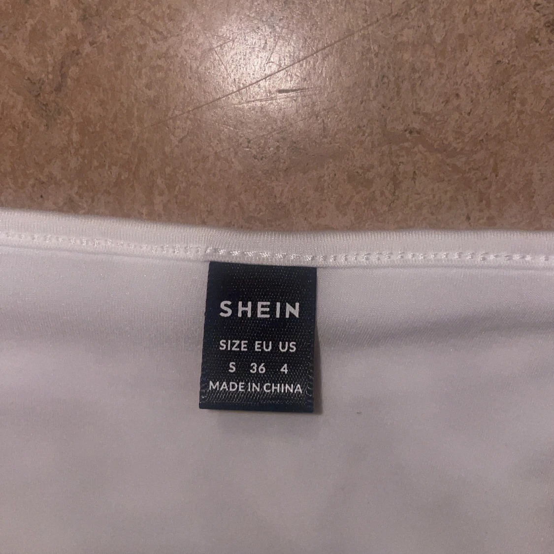 Vit spetsblus med knut.  - 1