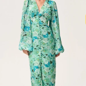 Blå/Grön blommig långklänning från Adoore helt oanvänd.💚 - Superfin långklänning i grönt med blommigt mönster från adorre. Köpte denna från Adoore men glömde skicka tillbaka innan tiden gick ut. Säljer därför💚💚