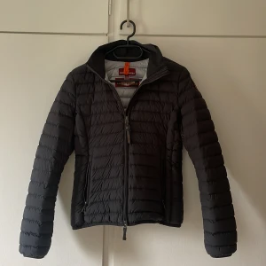 Parajumper Jacka Dam - Jackan är i XS,ny skick, knappt använd😊