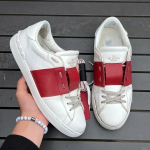 Valentino open - Säljer dessa sjukt feta valentino opens perfekt till sommaren! Size 44! Skick 7/10 defekter förekommer men är fortfarande i relativt fint skick. Några sömmar har släppt bl a. Valentino snören och valentino kort ingår! Hör av dig vid fler frågor eller funderingar 🤩