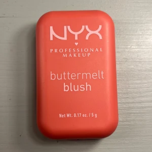 NYX Buttermelt Blush  - NYX Buttermelt Blush i färgen 04 u know butta med shimmer💞Den är bara testad så hela produkten är kvar!Ger ett fint glow och är lätt att blanda ut! Färgen är verkligen jättefin och perfekt för dig som inte använt blush innan eller bara använt kräm blush eftersom den är så lätt att arbeta med!☺️