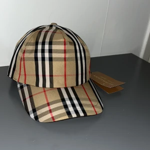 Burberry keps  - Beige burberry keps🤙 riktigt fet keps nu till sommaren 