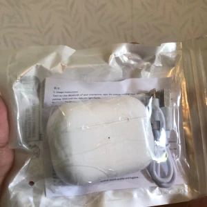 Trådlösa hörlurar (helt nya oanvända) - säljer helt nya hörlurar , med mycket bra ljud, bas, och över 24 timmars batteritid med laddnings skal! Säljer den pga jag fick den som en present men jag har redan ett par hörlurar som jag redan använder!   pris går att diskutera med!