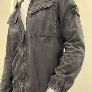 overshirt Stone Island - Säljer en svart overshirt från Stone Island med klassisk patch på ärmen. Perfekt för lager-på-lager nu till sommaren. Hör av er om ni har några frågor! 