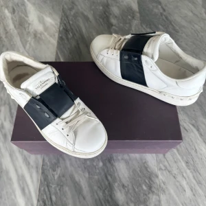 Valentino skor  - Valentino Open - Skick: Fint skick  - Storlek 40,5 - Tillbehör: Valentino kort - Nypris: 6000kr - TrendWardrobe