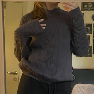 Mörkgrå ribbad stickad tröja MARQY - Säljer en mörkgrå ribbas stickad tröja från MARQY. Använd en eller två gånger