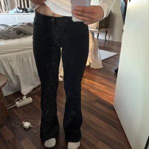 Svarta bootcut jeans från Pieces - Säljer ett par svarta bootcut jeans från Pieces i storlek S. 