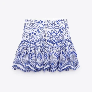 Vit och blå mönstrad kjol - Kjol från zaras som inte går att köpa längre💕den är helt oanvänd! skriv privat för fler bilder eller för att diskutera pris!