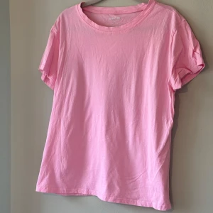 Rosa t-shirt från SHEIN - Säljer en rosa t-shirt från SHEIN i storlek XL. Inget att anmärka på!