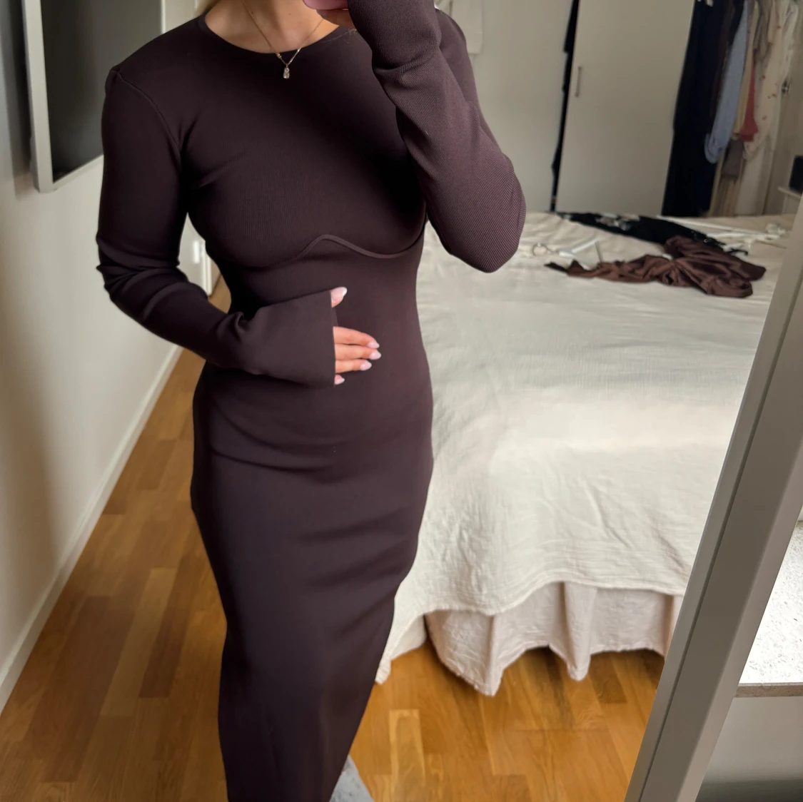 Mörkbrun långklänning med öppen rygg - 1