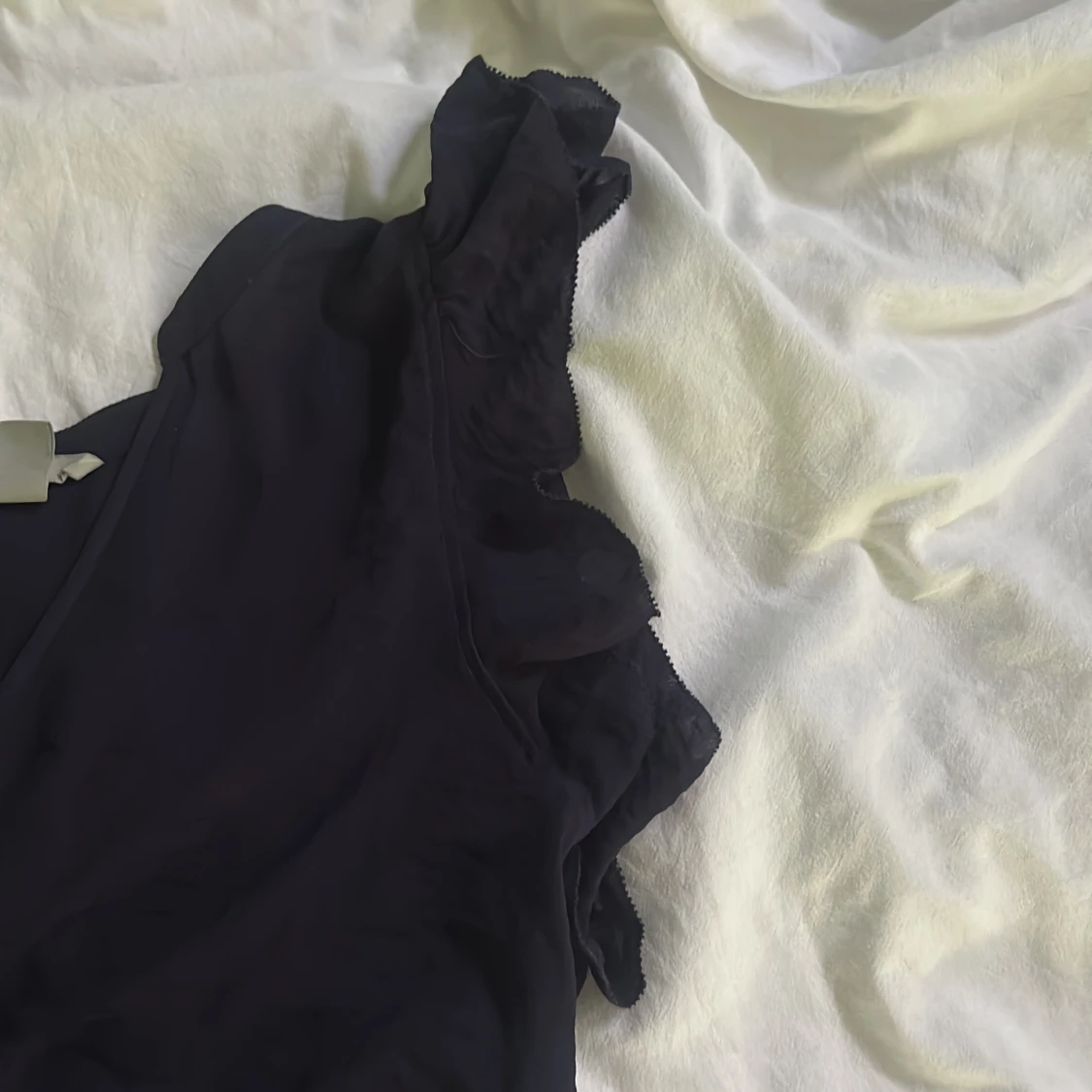 Mörkblå volangklänning med v-ringning - 1