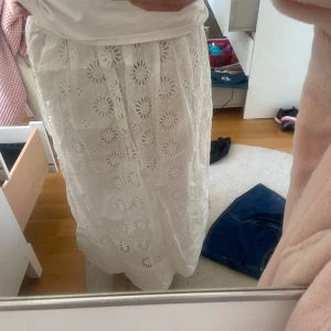 Långkjol - Jättesnygg långkjol med blommönster och även inbyggda fickor som inte syns!! Perfekt nu till sommaren