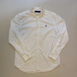 Vit Ralph Lauren skjorta M - Vit Ralph Lauren skjorta //  Storlek M //  Mycket bra skick //  Skriv vid minsta fråga eller fundering💯🤝