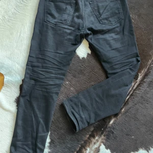 Jacob Cohen jeans - Feta Jacob cohens i svart färg med svart lapp därbak. Storlek 33 men passar mer 32. Inga slitningar eller skavanker bara lappen men ser ut som på bilden