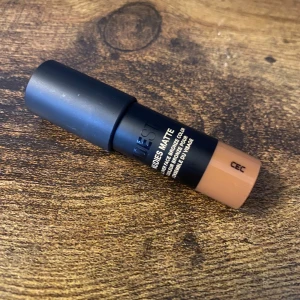 Kräm bronzer från nudestix  - Krämig bronzer i stickformt från märket nudestix testad endast en gång då färgen inte passade mig 