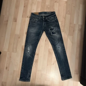 Dondup George - Säljer ett par mörkblåa riktigt snygga Dondup George som är i storlek W29 med snygg tvätt och slitningar! Priset är inte helt hugget i sten.Har ni några frågor så är det bara att skriva till mig//Mvh Erik