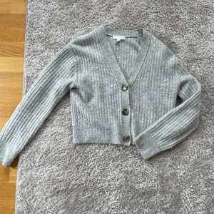 Grå ribbad kofta med knappar - Jättefin stickad grå kofta❤️