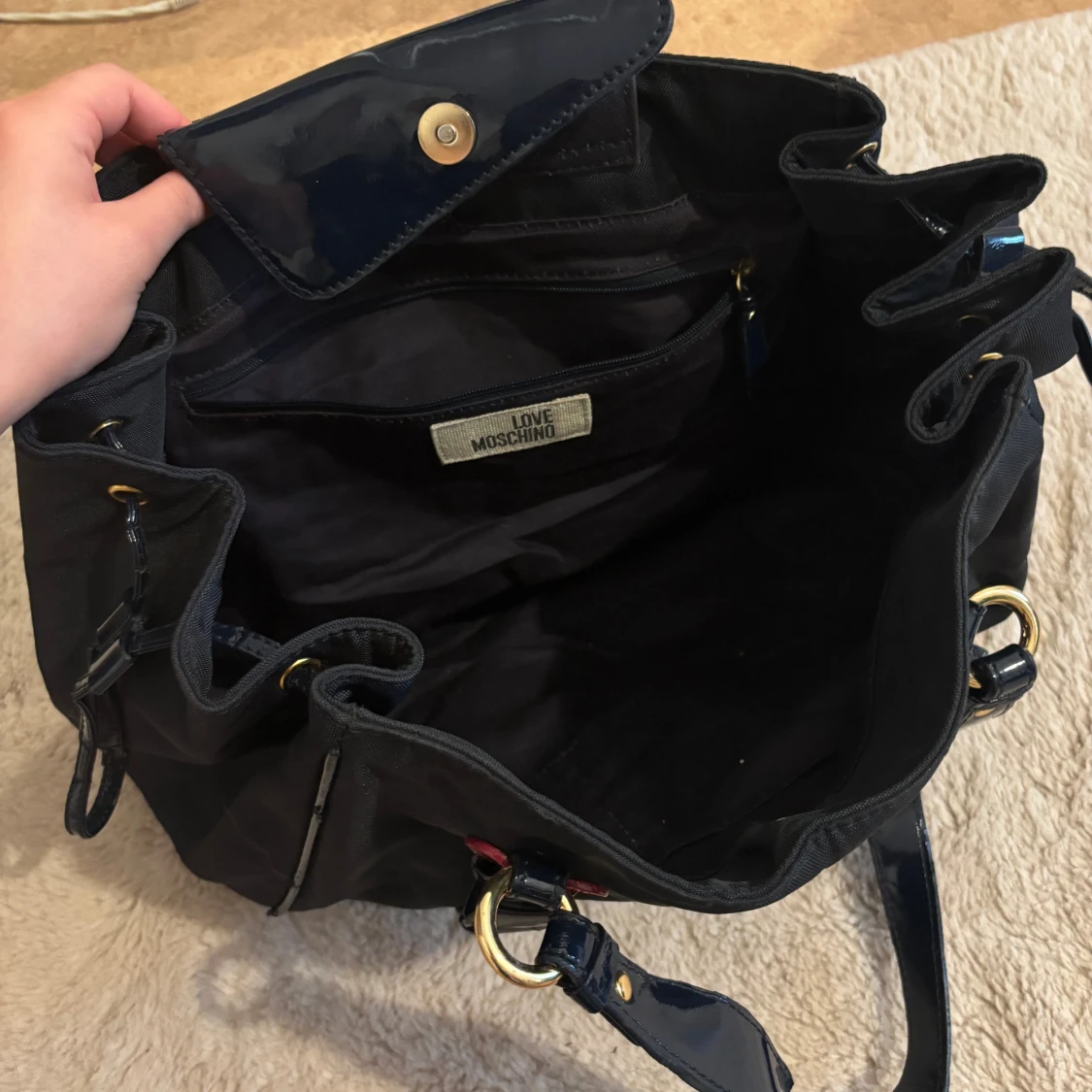 Svart handväska från Love Moschino - 3