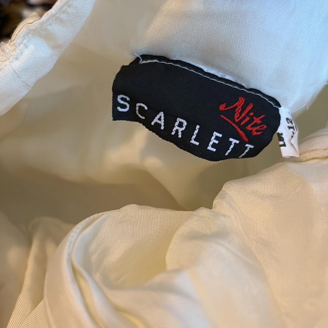 Vit långklänning med spets och volang från Scarlett Nite - 1